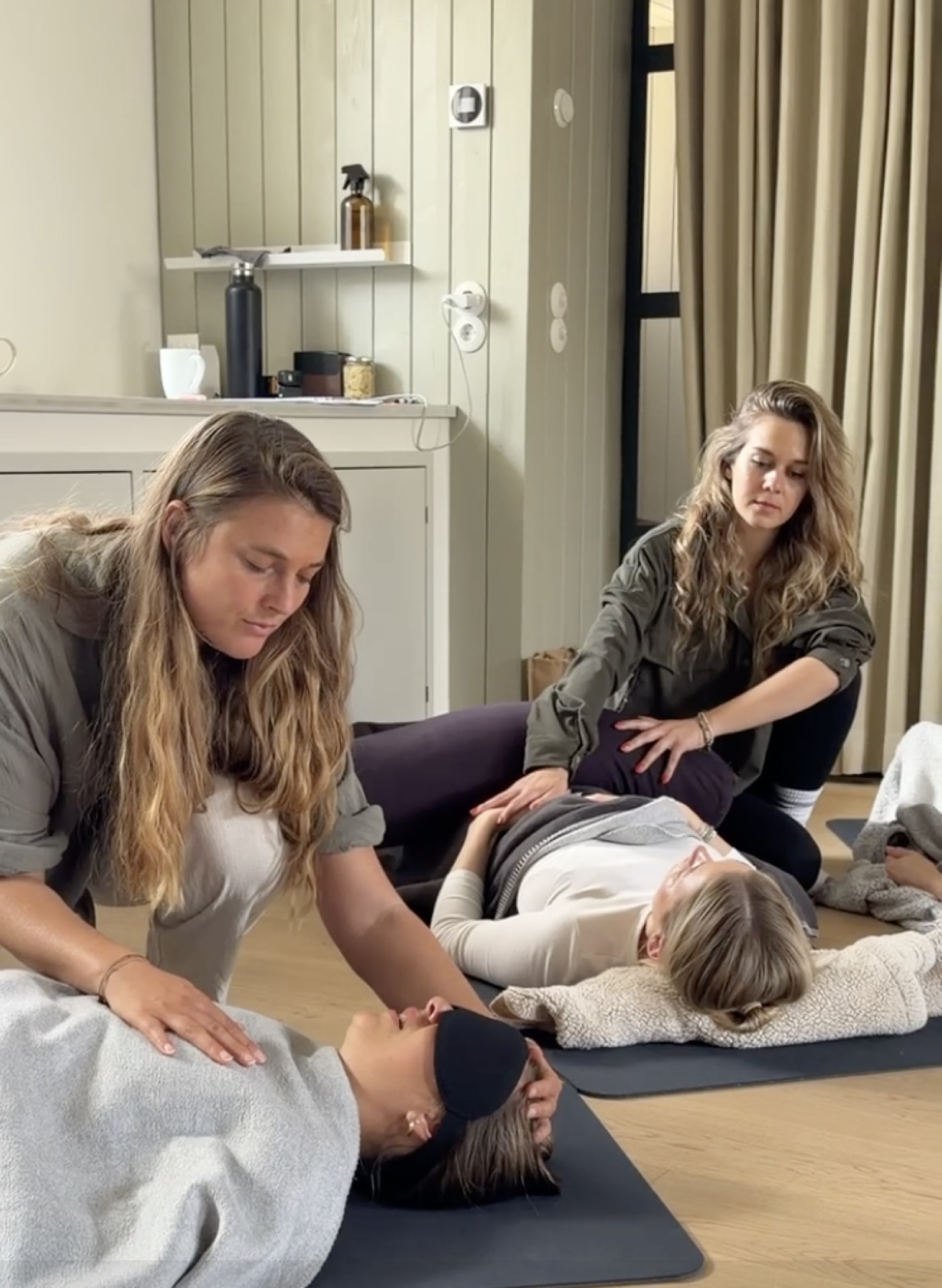 Jana und Sarah begleiten eine Breathwork-Session