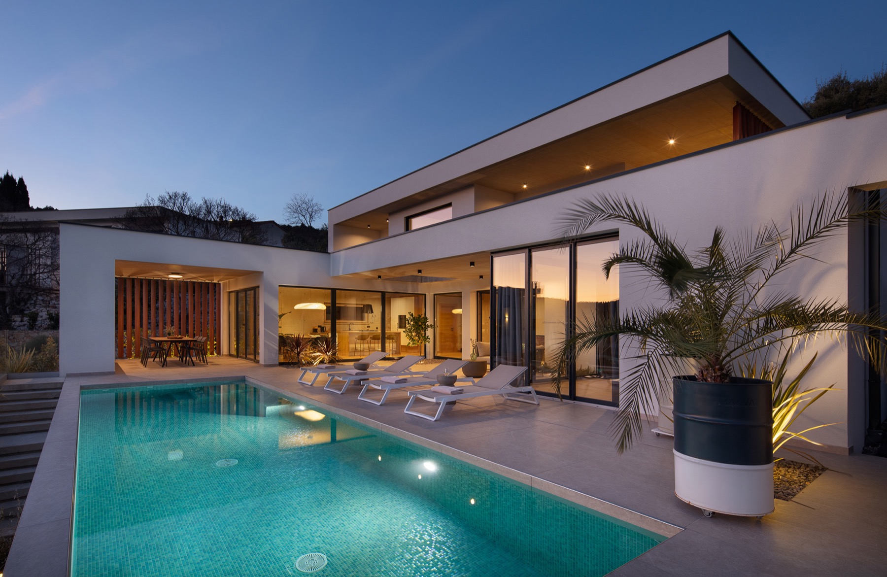 Pool-Bereich bei Nacht