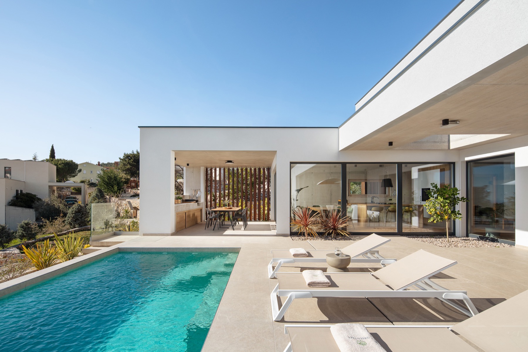 Pool-Bereich der Villa Immortella